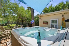 Terrace/patio - Hot Tub, Pet Friendly & Near Beach - Coastal Cottage (Port Aransas)