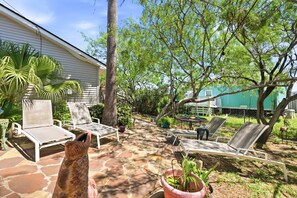 Terrace/patio - Hot Tub, Pet Friendly & Near Beach - Coastal Cottage (Port Aransas)