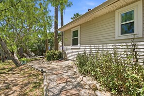 Terrace/patio - Hot Tub, Pet Friendly & Near Beach - Coastal Cottage (Port Aransas)