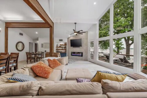Luxury Lakefront Home on Eagle Mountain Lake, Sleeps 14, Hot Tub, Private Dock