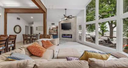 Luxury Lakefront Home on Eagle Mountain Lake, Sleeps 14, Hot Tub, Private Dock