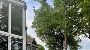 Un bain à remous, un espace salon extérieur et une vue sur un lac.