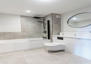Een douche, een haardroger, handdoeken