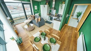 Un appartement moderne comprenant un coin repas, une cuisine et un salon.