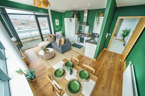 Un apartamento moderno con comedor, cocina y sala de estar.