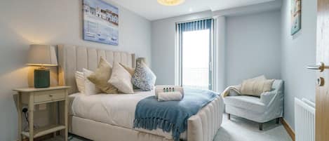 Tabla de planchar con plancha, wifi gratis y ropa de cama