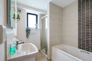 Shower, towels - Stunning Central Penthouse - Views | Parking | Gym - Pass the Keys (Belfast)