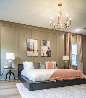 4 bedrooms, desk, iron/ironing board, free WiFi - New luxury home for 10! Speakeasy, movie theatre, 5 min to Duke & downtown! (Durham)