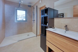 Shower, hair dryer, towels - Appartement Le Nid du Gabian, vue mer - Welkeys (Bandol)