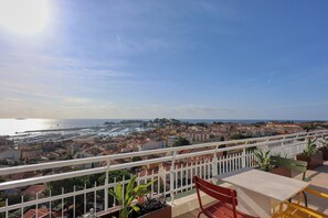 Outdoor dining - Appartement Le Nid du Gabian, vue mer - Welkeys (Bandol)