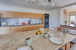 Microwave, oven, dishwasher, coffee/tea maker - Appartement Le Nid du Gabian, vue mer - Welkeys (Bandol)