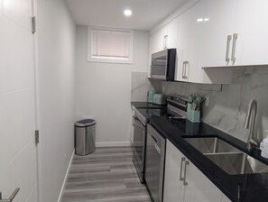 Private kitchen - Quiet Luxury: 1.5GB Fiber, 85 inch Cinema, Workstation, Laundry & Full Kitchen (Calgary)