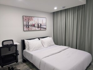 1 bedroom, WiFi, bed sheets - Quiet Luxury: 1.5GB Fiber, 85 inch Cinema, Workstation, Laundry & Full Kitchen (Calgary)