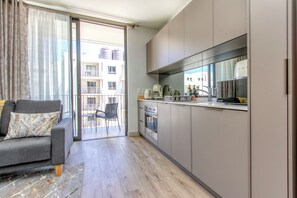 Fridge, microwave, oven, stovetop - A Little Piece of Africa, Luxury Rosebank (Johannesburg)
