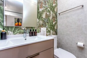Dusche, Haartrockner, Handtücher, Seife