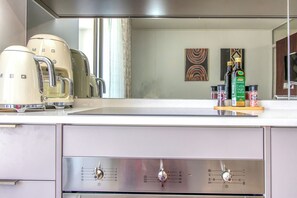 Fridge, microwave, oven, stovetop - A Little Piece of Africa, Luxury Rosebank (Johannesburg)