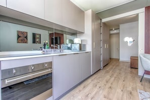 Fridge, microwave, oven, stovetop - A Little Piece of Africa, Luxury Rosebank (Johannesburg)