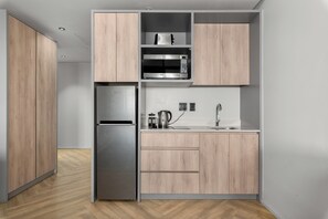 Fridge, microwave, stovetop, electric kettle - Stylish Retreat with Lion’s Head Views (Cape Town)