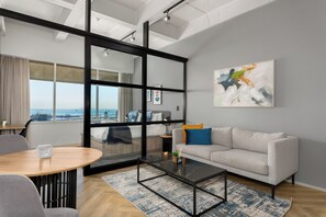 TV - Stylish Retreat with Lion’s Head Views (Cape Town)