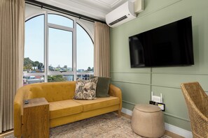 TV - The Valour | Designer Apartment with Balcony (Cape Town)