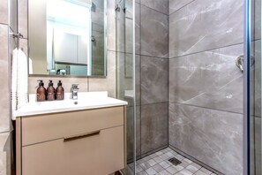 Shower, hair dryer, towels, soap - One Rosebank Suite | Effortless Style and Comfort (Johannesburg)