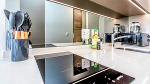 Una cocina moderna con estufa integrada, cafetera y tostadora.