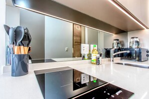 Fridge, microwave, oven, stovetop - One Rosebank Suite | Effortless Style and Comfort (Johannesburg)