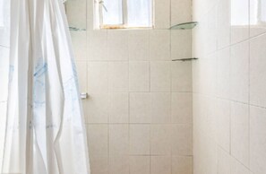 Shower, towels, soap, toilet paper - Momoxpan House (Cuautlancingo)