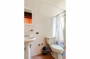 Shower, towels, soap, toilet paper - Momoxpan House (Cuautlancingo)