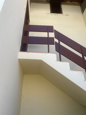 Exterior detail - Excellent location, close to the shopping mall, the lagoon, and the beach. (Cabo Frio)