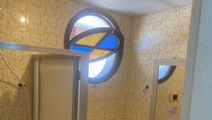 Ein Badezimmer mit Toilette, Bidet und Duschkabine.