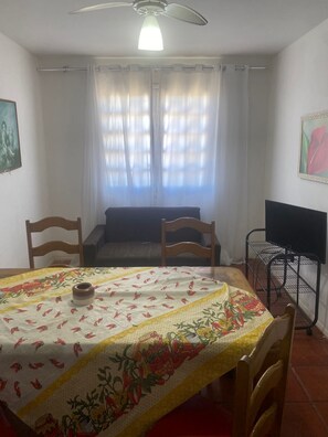 Interior - Excellent location, close to the shopping mall, the lagoon, and the beach. (Cabo Frio)