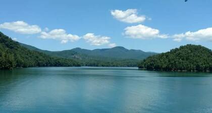 Peaceful , nature-focused mountain escape, Relax at 'Gunny’s Anchor Murphy, NC.