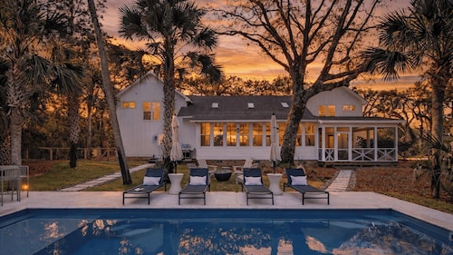 Sparrow Haus by Avantstay Luxe Isle of Palms Retreat Pool + Firepit + Outdoor Lounge
