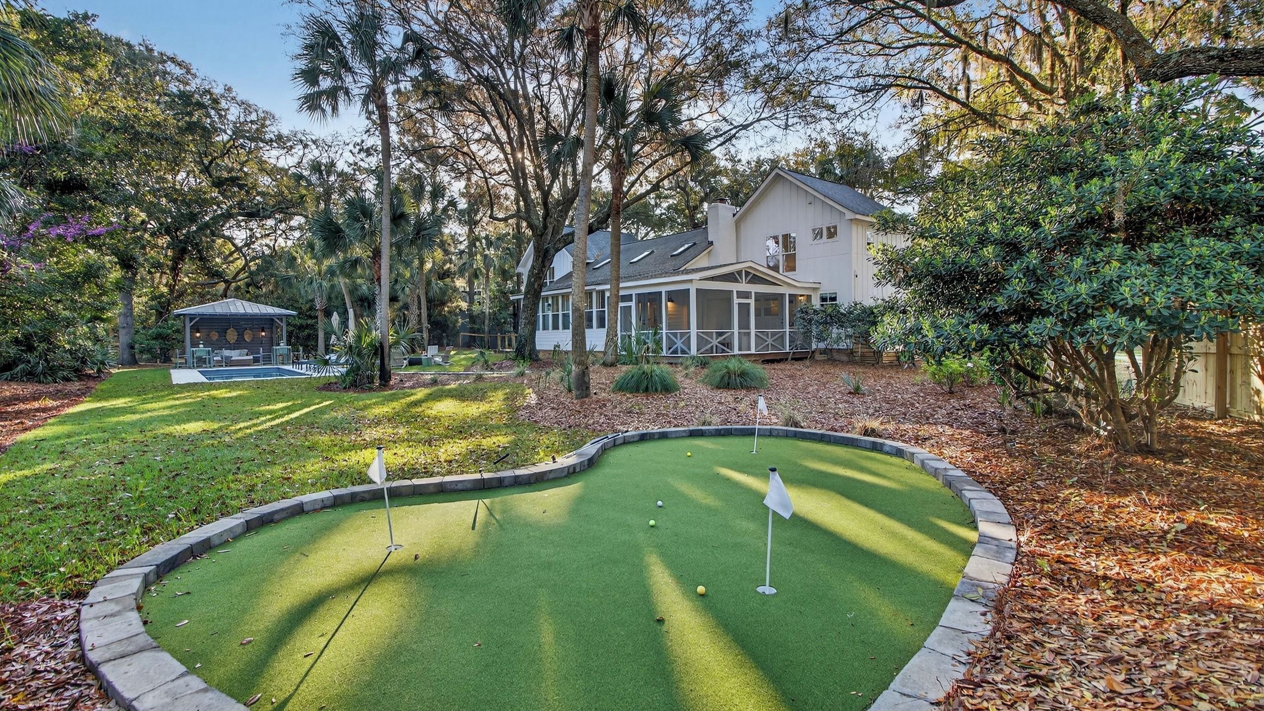 Une propriété résidentielle comprenant une maison, une piscine et un parcours de mini-golf.