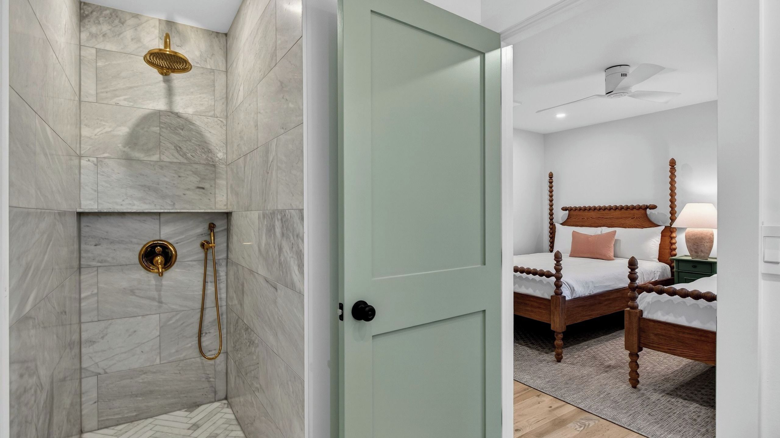 Um banheiro com chuveiro e um quarto com cama de dossel.