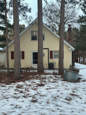 Exterior - 3-bedroom lakefront cabin on Lake Sherwood with cozy charm (Nekoosa)