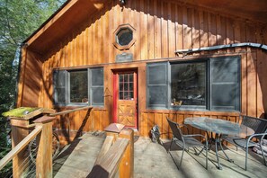 Outdoor dining - Charming Beech Mtn Retreat Near Slopes | Cozy Fireplace Escape (Banner Elk)