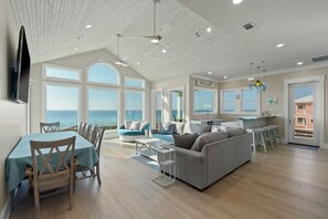 Interior - Pelican Dive – Luxury Gulf-Front Home - Private Walk-Over - Chefs Kitchen & Bar (Navarre)