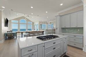 Fridge, microwave, oven, stovetop - Pelican Dive – Luxury Gulf-Front Home - Private Walk-Over - Chefs Kitchen & Bar (Navarre)