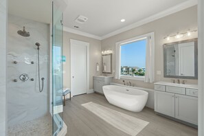 Shower, hair dryer, towels, soap - Pelican Dive – Luxury Gulf-Front Home - Private Walk-Over - Chefs Kitchen & Bar (Navarre)
