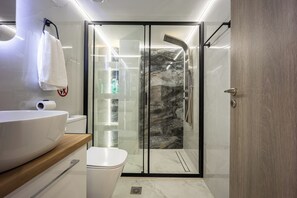 Doccia, asciugacapelli, bidet, asciugamani