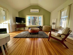 Living area - Cozy Cabin on the hills of Callicoon & Jacuzzi (Callicoon)