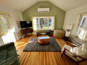 Living area - Cozy Cabin on the hills of Callicoon & Jacuzzi (Callicoon)