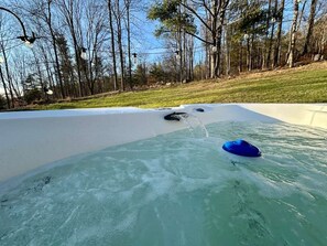 Outdoor spa tub - Cozy Cabin on the hills of Callicoon & Jacuzzi (Callicoon)