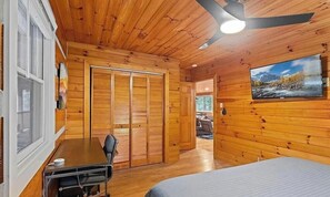 Internet, bed sheets - Private Smoky Mountain cabin just 20 minutes from downtown Gatlinburg. (Gatlinburg)