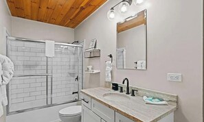 Dusche, Handtücher, Seife, Toilettenpapier