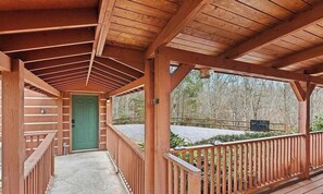 Terrace/patio - Private Smoky Mountain cabin just 20 minutes from downtown Gatlinburg. (Gatlinburg)