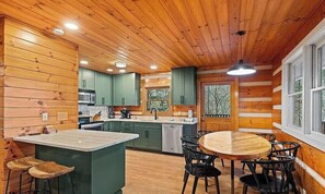Private kitchen - Private Smoky Mountain cabin just 20 minutes from downtown Gatlinburg. (Gatlinburg)