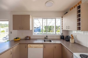 Private kitchen - Blackpool Living – Beaches, Village & Easy Living (Waiheke Island)